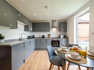 uma cozinha com uma mesa com uma taça de fruta em Pass the Keys Modern Apartment with Terrace em Telford