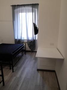 Zimmer mit einem Bett und einem Fenster in der Unterkunft Affitta Camere La Turandot in Genua