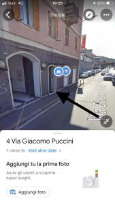 una schermata di un telefono con la foto di un edificio di Affitta Camere La Turandot a Genova