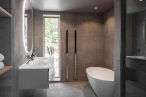een badkamer met een wit bad en een wastafel bij Villa Sara in Landvetter