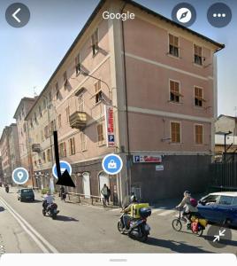 un grupo de personas en motocicleta por una calle en Affitta Camere La Turandot en Génova