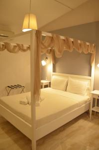 A bed or beds in a room at Ammos Apartments