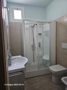 bagno con doccia, lavandino e servizi igienici di Gecko's House a Villaggio Resta