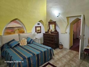 una camera con letto, cassettiera e specchio di Gecko's House a Villaggio Resta