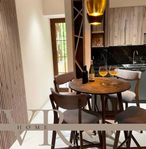cocina con mesa y 2 copas de vino en Apartment VR home terrazza en Tsaghkadzor