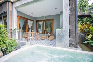 una casa con una gran piscina en el patio en Proud Phu Fah Hip & Green Resort, en Mae Rim