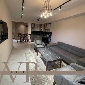 ein Wohnzimmer mit einem Sofa und einem Tisch in der Unterkunft Apartment VR home terrazza in Zaghkadsor