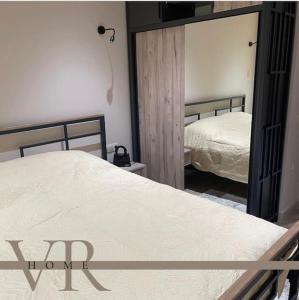 - une chambre avec 2 lits et un miroir dans l'établissement Apartment VR home terrazza, à Tsaghkadzor