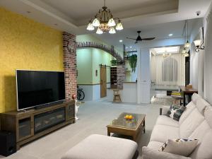 uma sala de estar com uma televisão de ecrã plano na parede em 50 Lan House em Yilan City