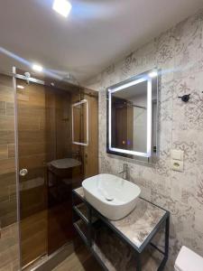 ein Bad mit einem Waschbecken, einem Spiegel und einer Dusche in der Unterkunft Apartment VR home terrazza in Zaghkadsor