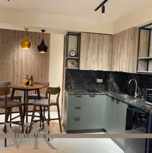 cocina con mesa, sillas y encimera en Apartment VR home terrazza, en Tsaghkadzor