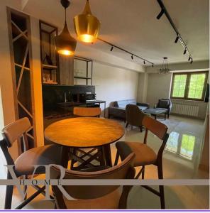 Habitación con mesa, sillas y sala de estar. en Apartment VR home terrazza en Tsaghkadzor