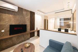 Porto Sea View Apartments的电视和/或娱乐中心