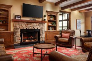 sala de estar con chimenea y TV en Marriott's Willow Ridge Lodge en Branson