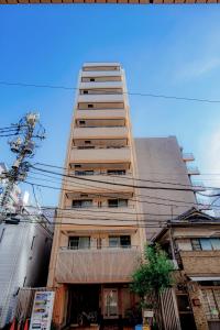 ein großes Apartmenthaus in einer Stadt in der Unterkunft 桜の川7 Asakusa 901 Kuramae train 3mins Free WiFi Eight people quiet,cook,perfect facilities in Tokio