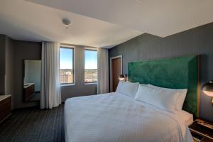 The Threefoot Hotel, Meridian, a Tribute Portfolio Hotel客房内的一张或多张床位