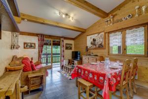 une salle à manger avec une table et des chaises dans l'établissement La Tanière du Grizzly - Appt à Praz-sur-Arly, à Praz-sur-Arly