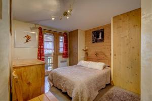 une chambre avec un lit et une fenêtre dans l'établissement La Tanière du Grizzly - Appt à Praz-sur-Arly, à Praz-sur-Arly