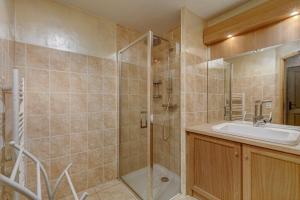 une salle de bain avec douche et lavabo dans l'établissement La Tanière du Grizzly - Appt à Praz-sur-Arly, à Praz-sur-Arly