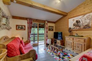 - une chambre avec un lit et une télévision dans l'établissement La Tanière du Grizzly - Appt à Praz-sur-Arly, à Praz-sur-Arly