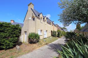 un antiguo edificio de ladrillo con una iglesia en Marée Haute et Marée Basse - 1 Appartement et 1 Studio proche de la plage, en Barneville-Carteret