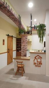 eine Küche mit einem Tisch und einer Holzbank in der Unterkunft 50 Lan House in Yilan