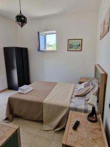 - une chambre avec un lit, une table et une fenêtre dans l'établissement Casale Bianco al casello dell' autostrada Guidonia, à Guidonia