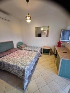 Un pat sau paturi într-o cameră la Casale Bianco al casello dell' autostrada Guidonia