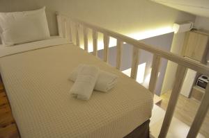 A bed or beds in a room at Ammos Apartments