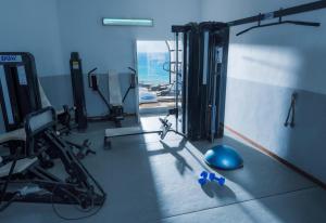 een kamer met een fitnessruimte met een computermuis bij Hurricane Beach Hotel in Tarifa