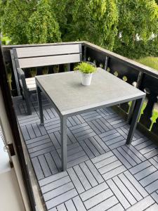 a table and a bench sitting on a balcony at Ferienwohnung Fichtenweg in Winterberg