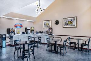 um bar com mesas e cadeiras num restaurante em Baymont by Wyndham Commerce GA Near Tanger Outlets Mall em Commerce