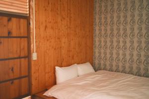 Una cama o camas en una habitación de 埔里柴居民宿