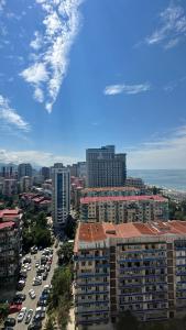 una vista aérea de una ciudad con edificios y coches en Seaview 2 room Apartment, en Batumi
