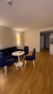 sala de estar con sofá, mesa y sillas en Seaview 2 room Apartment, en Batumi