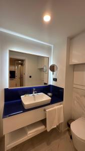 y baño con lavabo y aseo. en Seaview 2 room Apartment, en Batumi