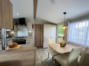cocina y comedor con mesa y sillas en Pass the Keys Gorgeous Kippford Home With Outstanding Views, en Kippford