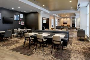 um restaurante com mesas e cadeiras num quarto em Residence Inn by Marriott Fairfax City em Fairfax