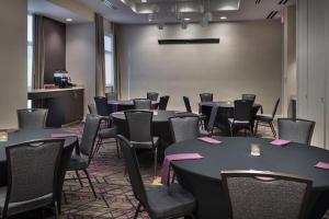 una sala de conferencias con mesas y sillas frente a una pared en Residence Inn by Marriott Fairfax City en Fairfax