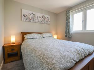 - une chambre avec un lit, 2 lampes et 2 fenêtres dans l'établissement Pippin Cottage, à Clacton-on-Sea