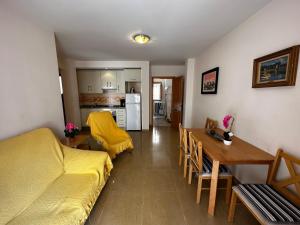 比利亞霍約薩的住宿－MU, Apartamento situada en la muralla del Casco Histórico，客厅配有黄色的沙发和桌子
