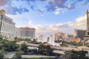 uma vista para uma cidade com a torre Eiffel em Stay Together Suites on The Strip - 2 Bedroom 1124 em Las Vegas