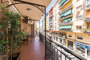 - Balcón con mesa, sillas y edificios en MalagaSuite Cozy Stay Malaga en Málaga
