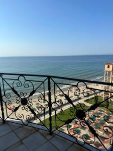 een balkon met uitzicht op de oceaan bij Andalusia 2 Apartments in Elenite