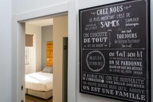 um quarto com uma parede de quadro ao lado de uma cama em Alameda Guesthouse by Boutique Taipas Garagem para motos em Portimão