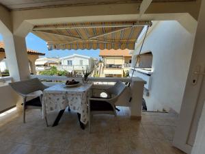 patio con mesa y sillas en el balcón en Apartment Delphin, en Vir