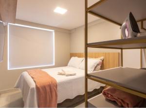 Habitación compartida con cama y estante con sofá cama en FS Confort - Flat Residence Mar, en João Pessoa