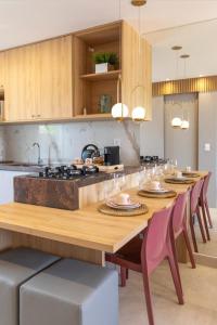 y cocina con mesa, sillas y fogones. en FS Confort - Flat Residence Mar, en João Pessoa