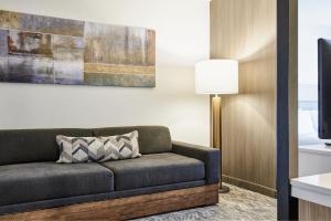TV a/nebo společenská místnost v ubytování SpringHill Suites Phoenix Tempe Airport
