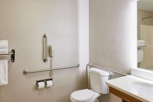 Koupelna v ubytování SpringHill Suites Phoenix Tempe Airport